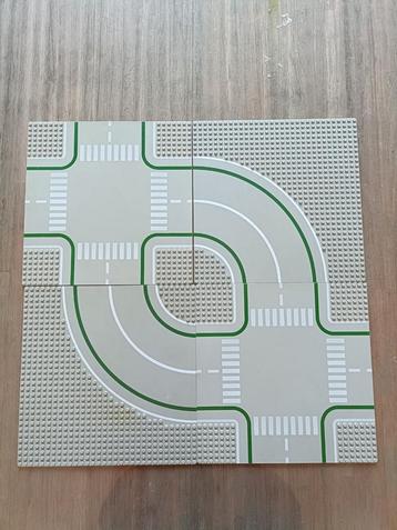 4 lego wegen platen 2 bochten en 2 kruispunten  beschikbaar voor biedingen