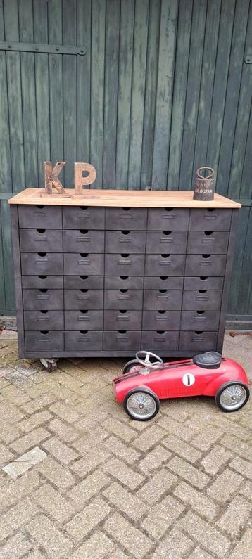 Unieke zware  industriële houten ladenkast met eikenblad  beschikbaar voor biedingen