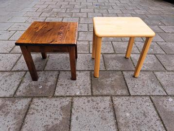 kleine houten vierkante tafeltjes. witte glans. nachtkastje beschikbaar voor biedingen