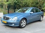 Rechts gestuurde Mercedes E320 V6 aut Avantgarde | massage, Auto's, Automaat, Achterwielaandrijving, Zwart, Blauw