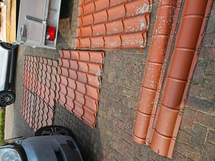 Metalen dakpanplaten en nokken., Doe-het-zelf en Verbouw, Dakpannen en Dakbedekking, Zo goed als nieuw, Dakpannen, Steen of Klei