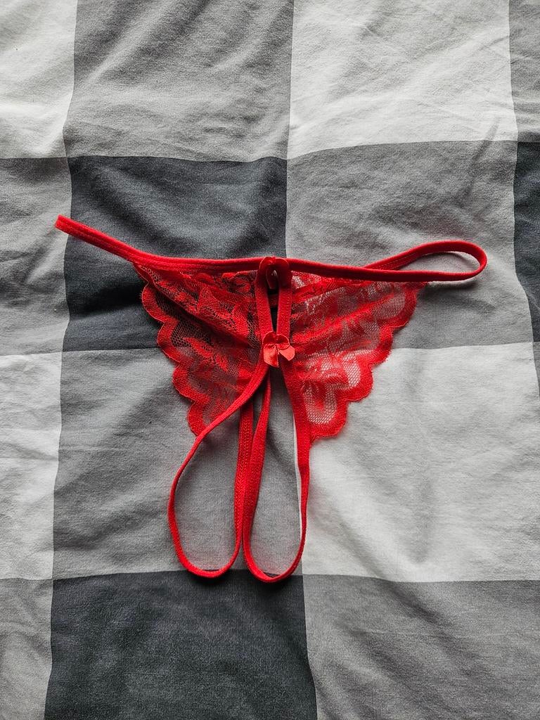 Rode crotchless kanten string, Kleding | Dames, Ondergoed en Lingerie, Geen merk, Verzenden, Rood, String