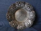 Rond zilveren schaaltje bloemmotieven Djokja d 9,7 cm. 42 gr, Antiek en Kunst, Antiek | Goud en Zilver, Ophalen of Verzenden, Zilver