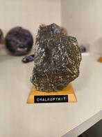 Chalcopyriet op sokkel met oud label, Ophalen of Verzenden, Mineraal