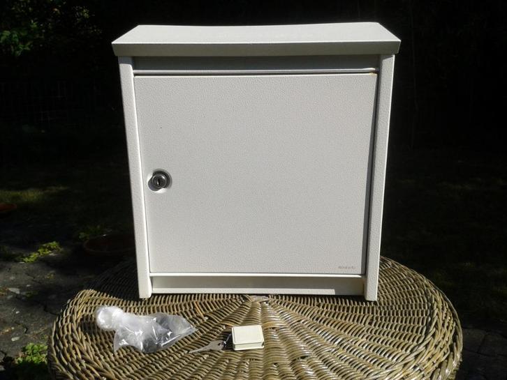 Brabantia wandbrievenbus wit, Tuin en Terras, Brievenbussen, Gebruikt, Wandbrievenbus, Staal, Ophalen