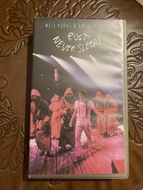 VHS Neil Young & Crazy Horse ‎- Rust Never Sleeps, Cd's en Dvd's, VHS | Documentaire, Tv en Muziek, Muziek en Concerten, Vanaf 6 jaar