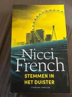 Stemmen in het Duister - Nicci French, Boeken, Thrillers, Ophalen, Zo goed als nieuw, Nederland