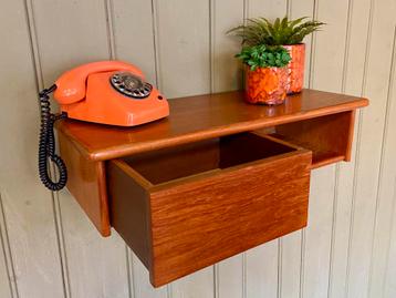 Midcentury zwevend kastje Deens Design teak vintage wandkast beschikbaar voor biedingen