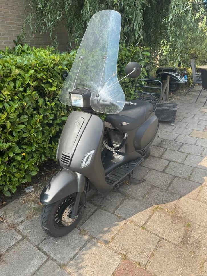 AGM Snorscooter - Goed Onderhouden met helm erbij, Fietsen en Brommers, Snorfietsen en Snorscooters, Gebruikt, Overige merken