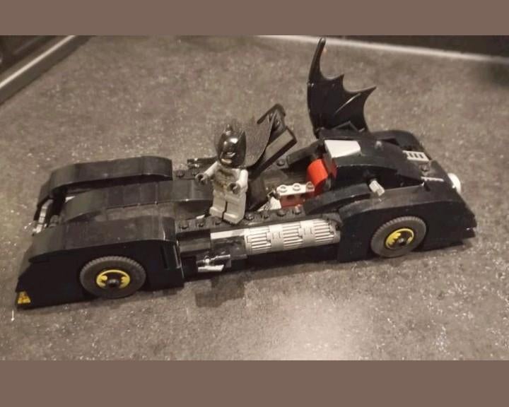 LEGO BATMOBILE + POPPETJE , 1 VLEUGEL ONTBREEKT NU 20€ ZIE F, Kinderen en Baby's, Speelgoed | Duplo en Lego, Ophalen of Verzenden