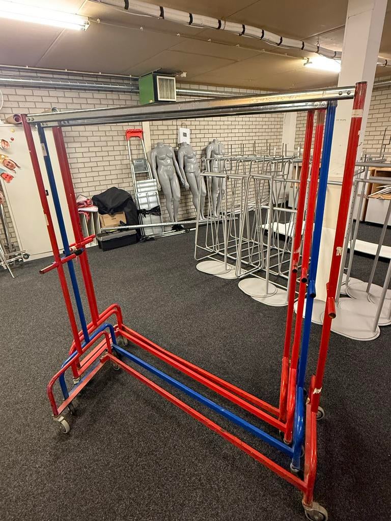 6 robuuste kledingrekken, Ophalen, Met wielen, Gebruikt