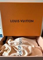 Louis Vuitton Footprint Red - Maat 42 - Pre-Pharrell, Kleding | Dames, Schoenen, Ophalen of Verzenden, Zo goed als nieuw, Overige kleuren