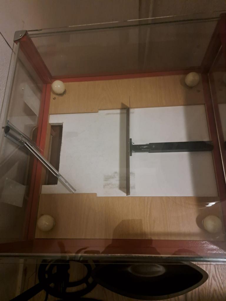 Pusher kast, Ophalen