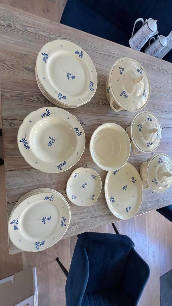 Vintage Servies Gebroken Wit/Blauw bloemmotief., Antiek en Kunst, Ophalen of Verzenden