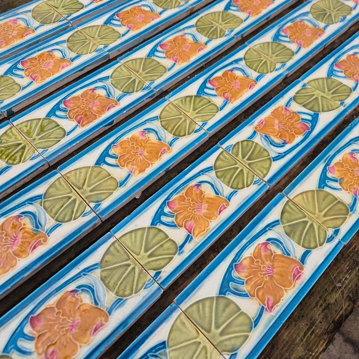 44 antieke randtegels 15x7,5 cm decor in relief, Antiek en Kunst, Antiek | Wandborden en Tegels, Ophalen