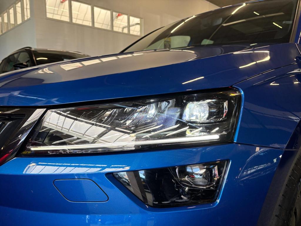 Skoda Karoq 1.5 TSI DSG7 Sportline ✅ Pano ✅ LED ✅ ACC, Stof, 150 pk, Blauw, Bedrijf