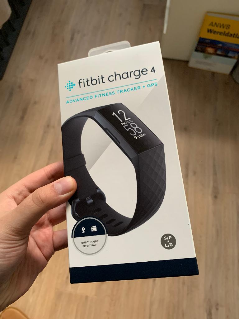 Fitbit Charge 4 Zwart Smartwatch (Nieuw), Sieraden, Tassen en Uiterlijk, Activity trackers, Zwart, Nieuw, Ophalen of Verzenden