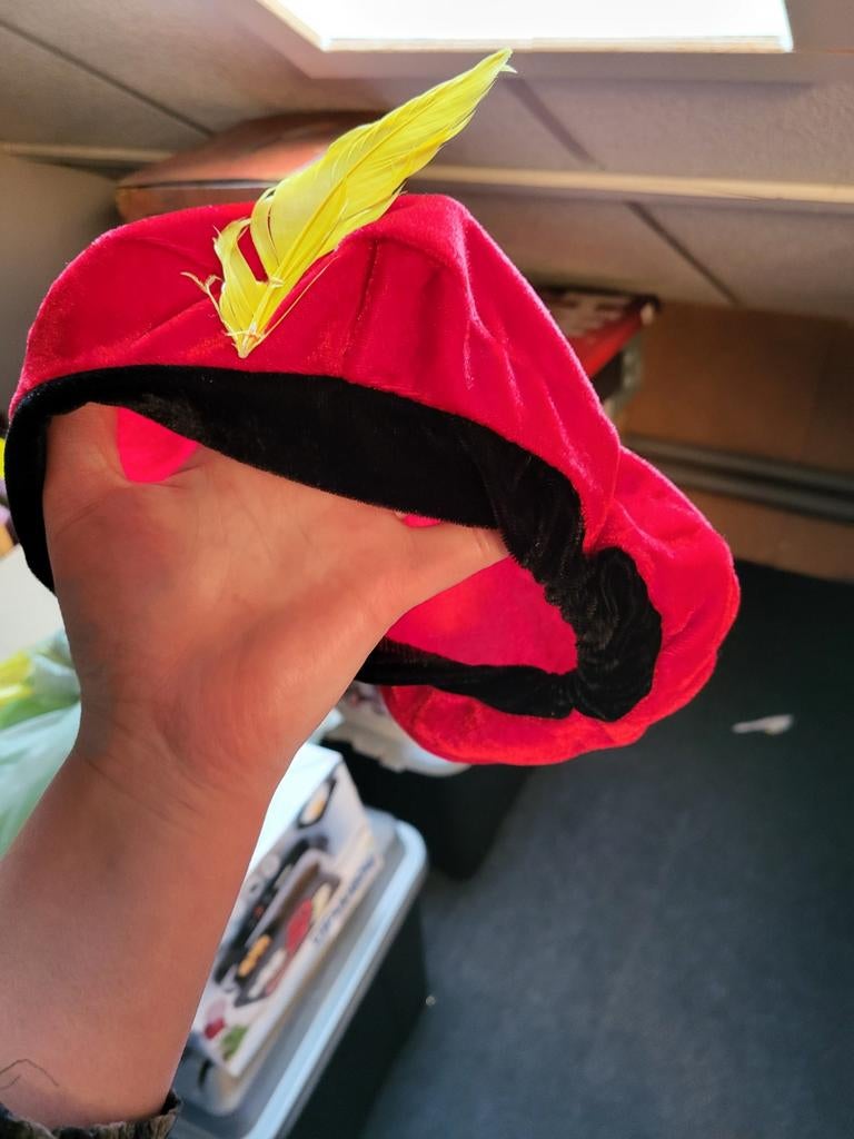 Rode pieten muts met gele veer kind, Ophalen of Verzenden