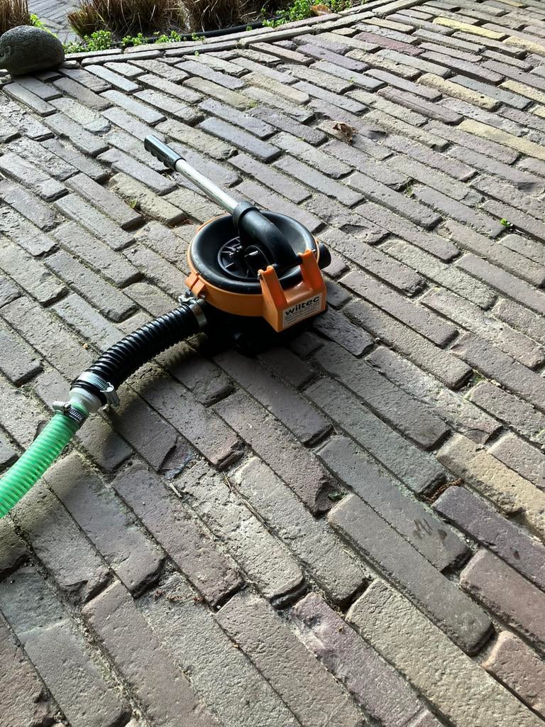 Wiltec waterhandpomp met zuigslang azur 25, Ophalen of Verzenden, Zo goed als nieuw, Tuinslang