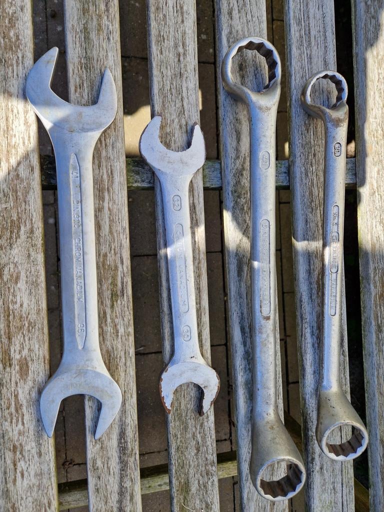 Grote maten steek- en ringsleutels, Ophalen