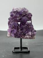 Paarse natuurlijke amethist cluster op standaard