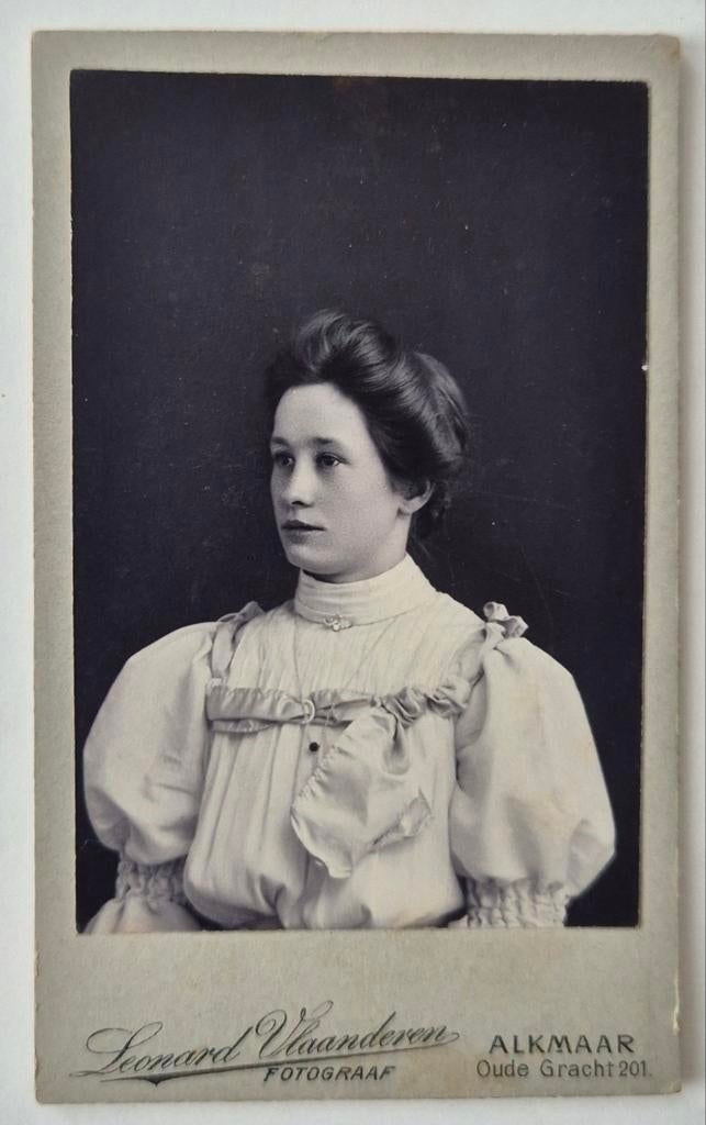 106 cdv jonge deftige vrouw Alkmaar Leonard Vlaanderen, Ophalen of Verzenden, Voor 1940, Zo goed als nieuw