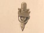 Metalen CBC RADIO MICROFOON Pin (Aluiminiumkleur)., Verzenden, Zo goed als nieuw, Merk, Speldje of Pin