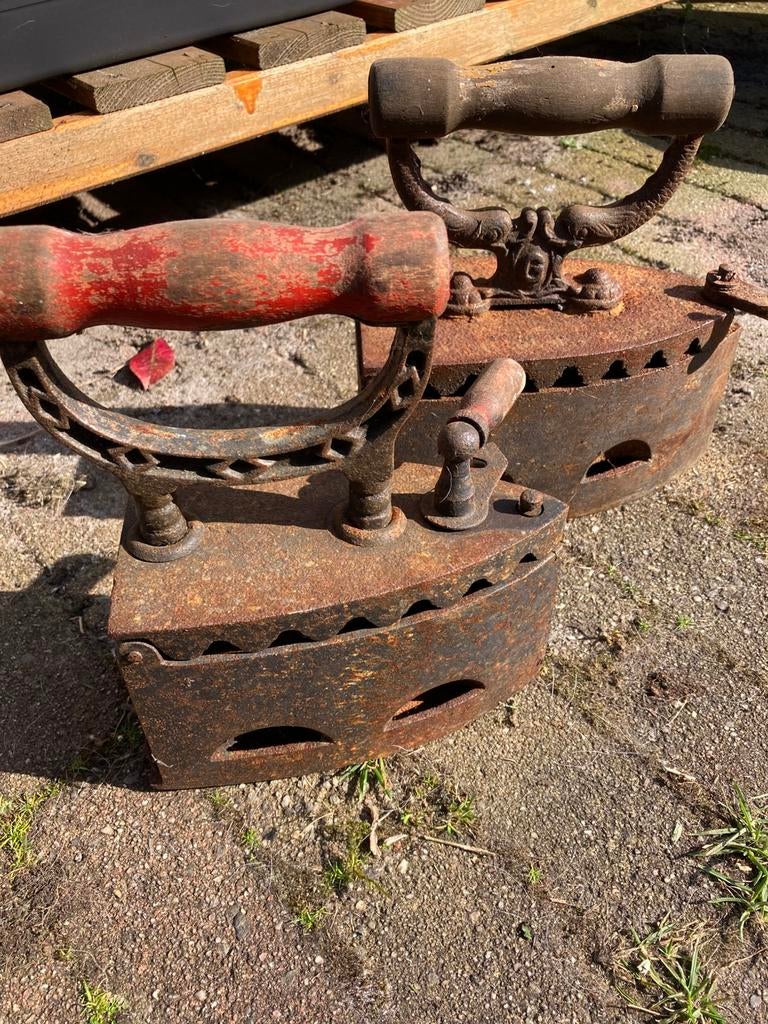 2 stuks - oude antieke strijkijzers, Antiek en Kunst, Antiek | Gereedschap en Instrumenten, Ophalen