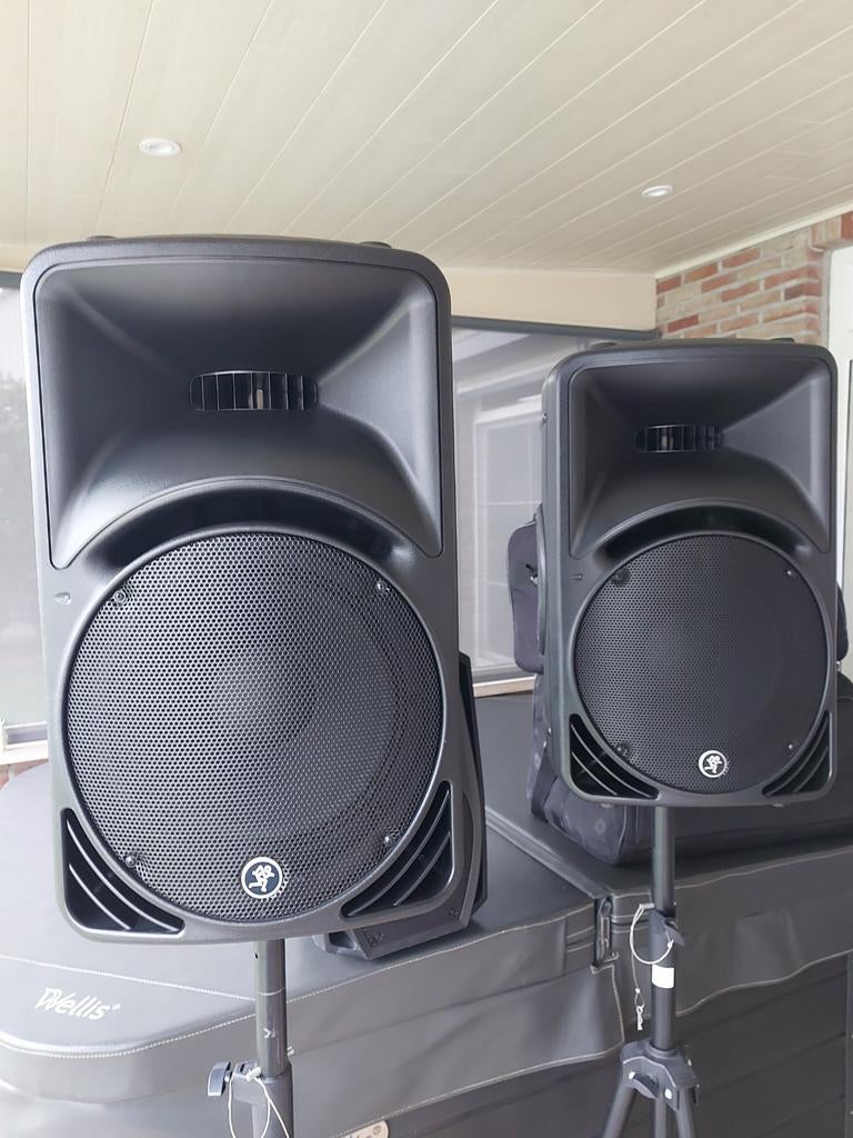 2x mackie srm 450 + mackie hoezen + statieven + kabels, Ophalen, Zo goed als nieuw