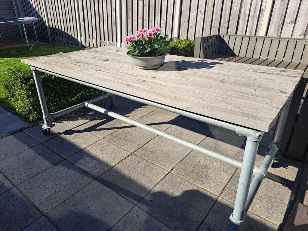 Tuintafel met buizen op wielen t.e.a.b., Ophalen, Gebruikt, Rechthoekig, Aluminium