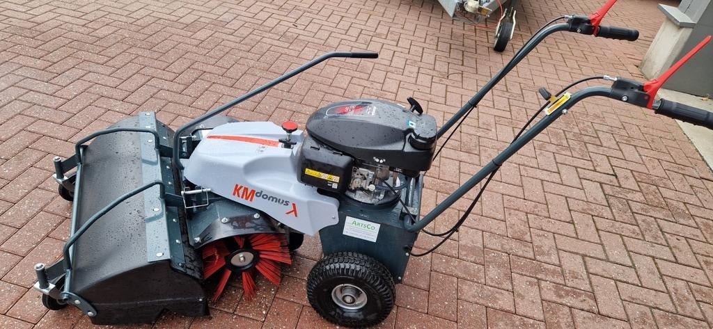 Veegmachine met opvangbak., Tuin en Terras, Veegmachines, Ophalen, Zo goed als nieuw, Domus