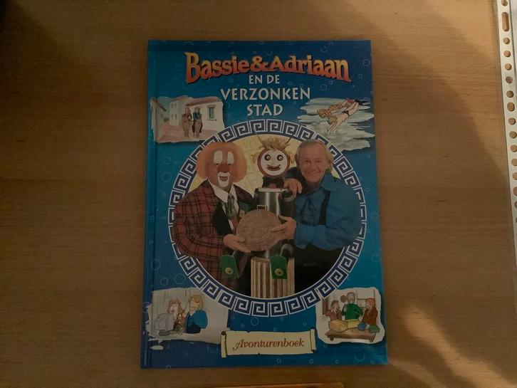 Bassie & Adriaan en de Verzonken Stad Avonturenboek en cd, Boeken, Kinderboeken | Jeugd | onder 10 jaar, Zo goed als nieuw, Fictie algemeen