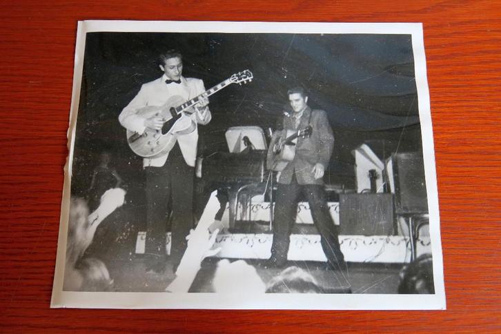 Elvis Presley foto 1956 Fox Theater 25 mei Detroit 1956 king, Verzamelen, Muziek, Artiesten en Beroemdheden, Gebruikt, Foto of Kaart