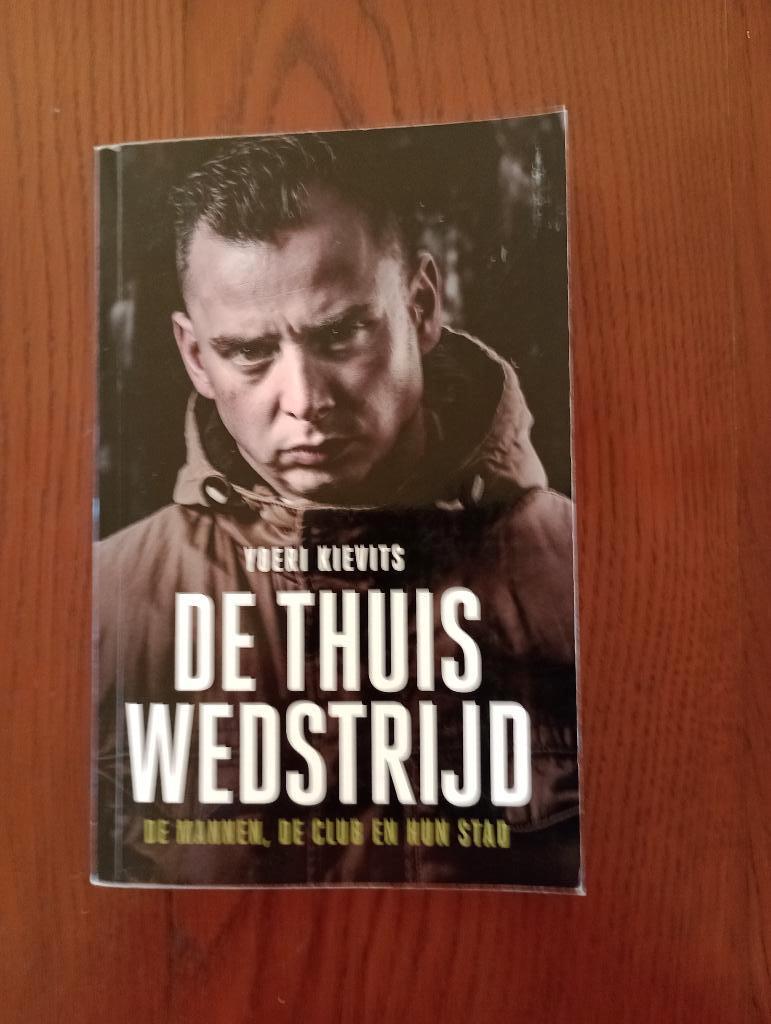 Feyenoord holigans harde kern Yoeri Kievits, Boeken, Ophalen of Verzenden, Zo goed als nieuw, Balsport, Yoeri Kievits