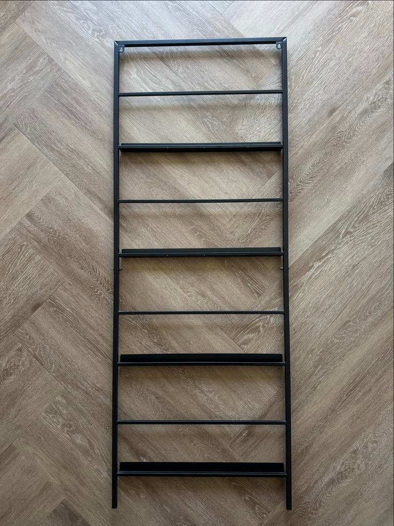 Zwart metalen wandrek, Ophalen, Zo goed als nieuw