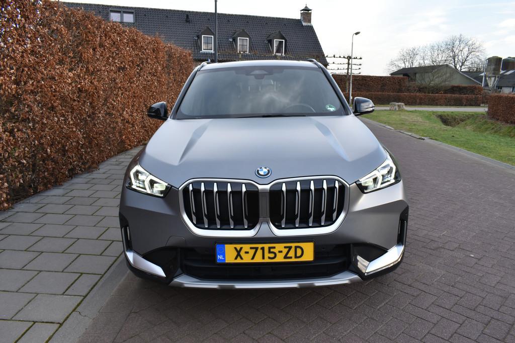 BMW X1 xDrive25e '24 245PK PANO, TREKH, ACC 29DKM!, Auto's, BMW, Gebruikt, Euro 6, Bedrijf, Adaptive Cruise Control