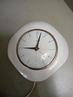 Vintage klok Metamec bakeliet, Ophalen of Verzenden, Gebruikt, Analoog, Wandklok