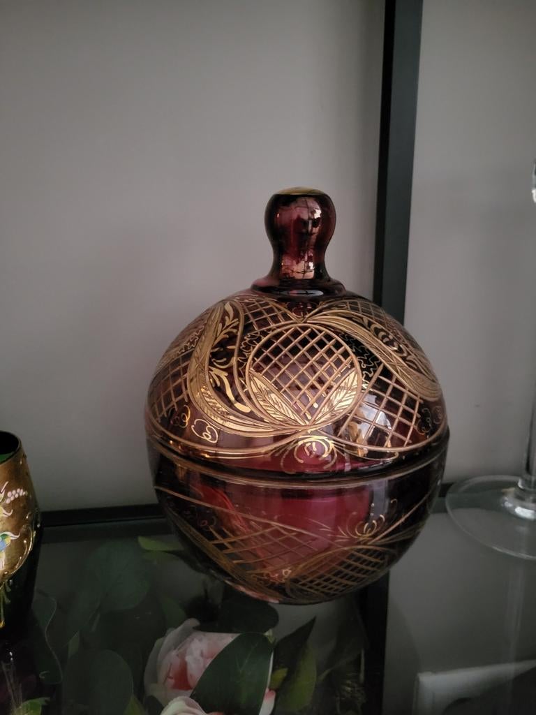Antieke robijnrode glazen pot met gouden decoratie, Antiek en Kunst, Antiek | Glas en Kristal, Ophalen of Verzenden