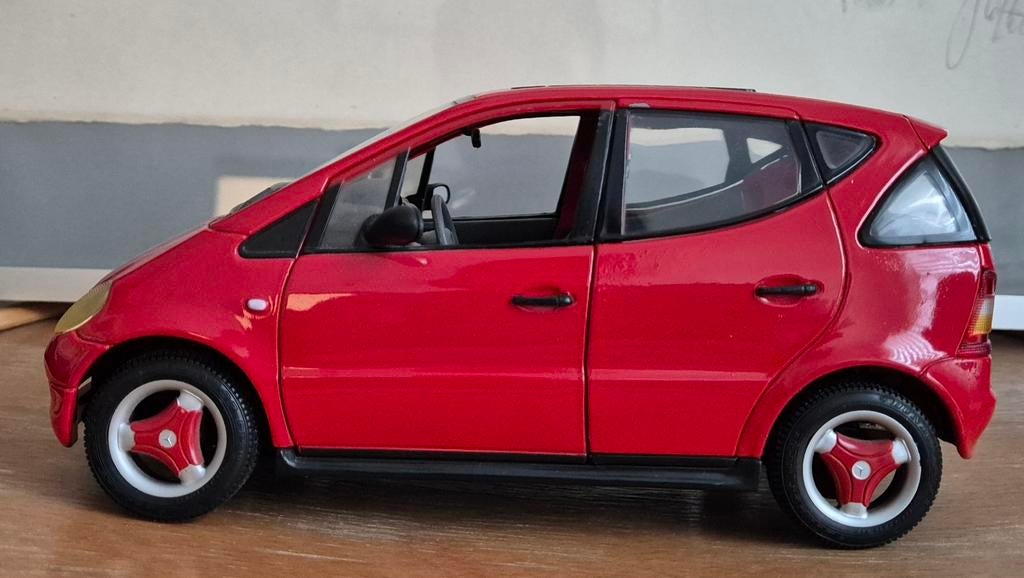 Mercedes-Benz A140, 1:18 rood red (Maisto), Hobby en Vrije tijd, Modelauto's | 1:18, Ophalen of Verzenden, Zo goed als nieuw, Maisto