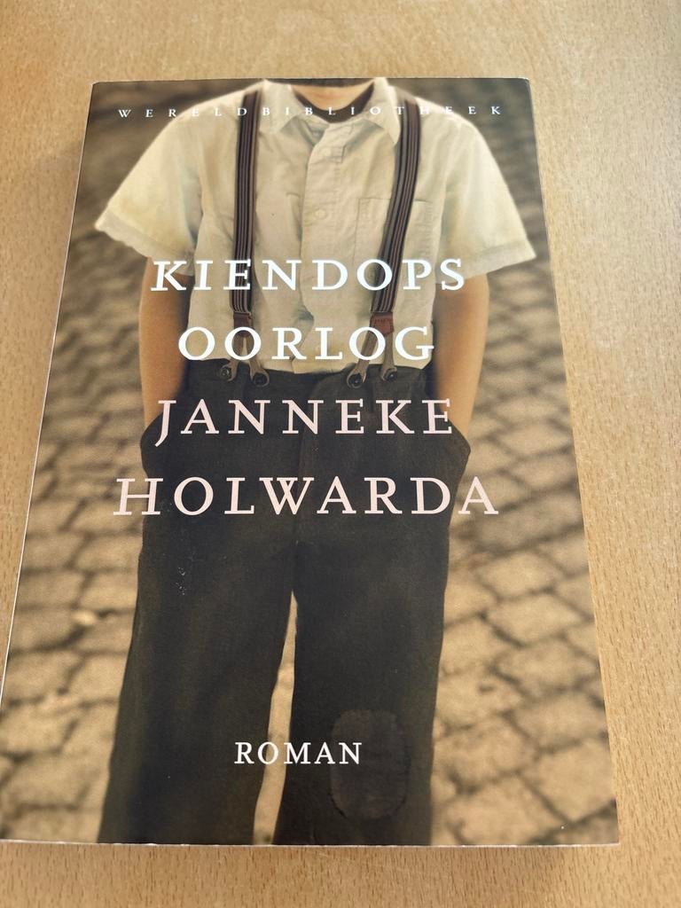 Kiendops Oorlog - Janneke Holwarda (Roman), Ophalen of Verzenden, Zo goed als nieuw, Nederland