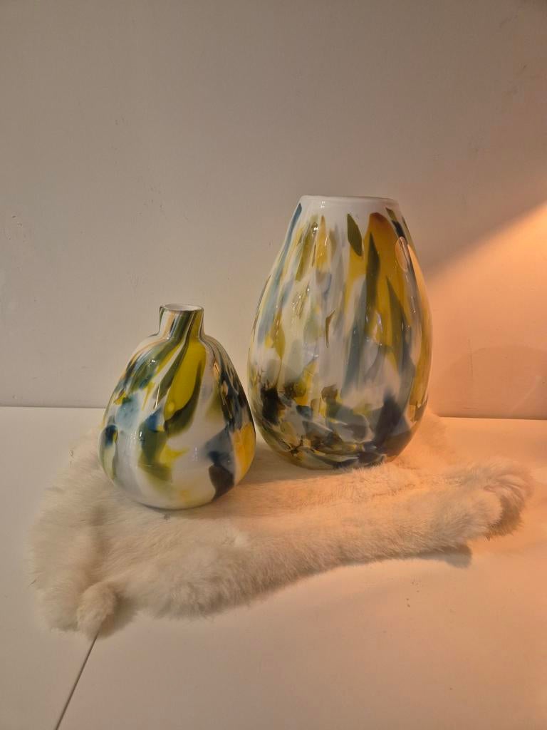 Set van 2 glazen vazen met geel, blauw en wit patroon, Ophalen of Verzenden