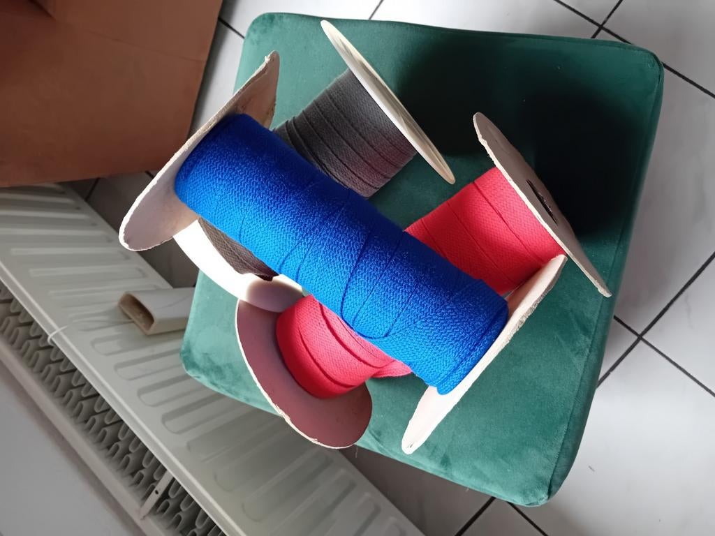 Diverse kleuren lint op rol vintage, Verzenden, Gebruikt
