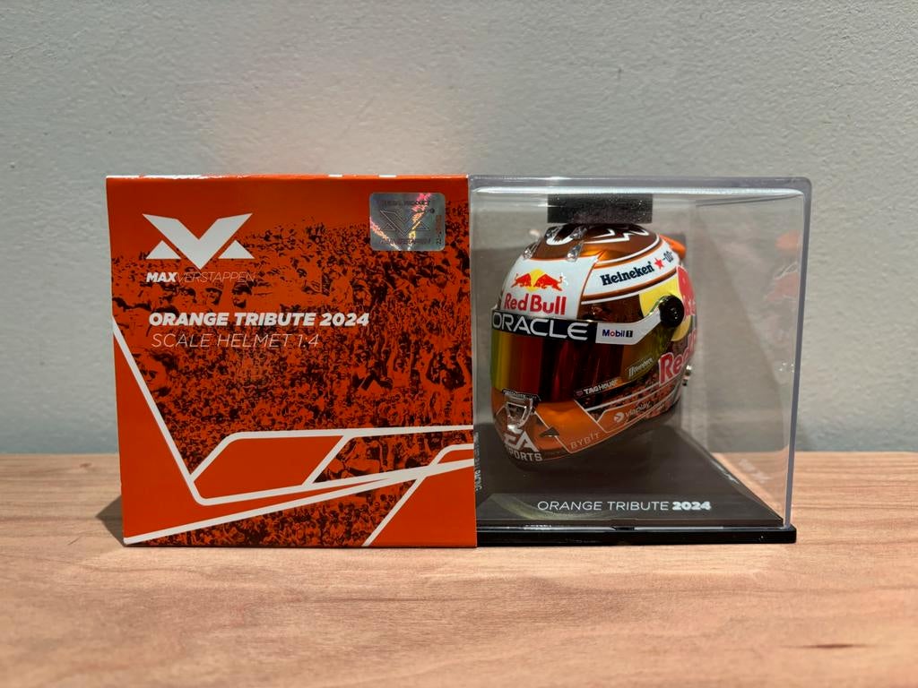 Max verstappen helm 1:4 orange tribute 2024, Verzamelen, Automerken, Motoren en Formule 1, Ophalen of Verzenden, Zo goed als nieuw