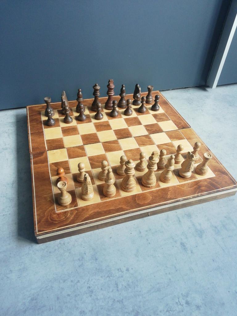 XL houten opklapbaar schaakbord /backgammon met stukken, Ophalen of Verzenden, Minder dan 500 stukjes, Gebruikt, Schaken