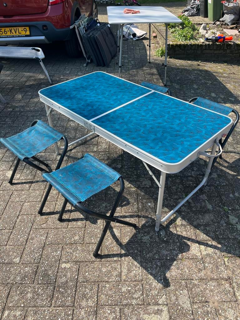 Compacte campingtafel met 4 krukjes - Ideaal voor onderweg!, Caravans en Kamperen, Kampeeraccessoires, Ophalen, Gebruikt