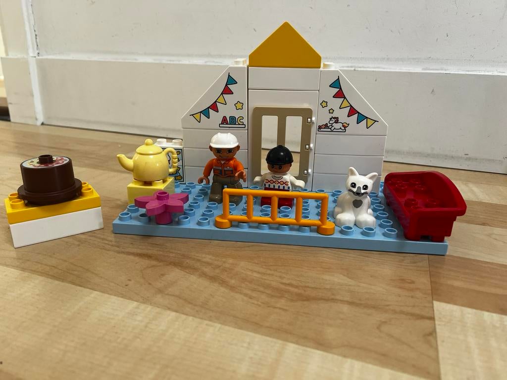 Duplo huisje met 2 poppetjesm poes, theepotje, Kinderen en Baby's, Speelgoed | Duplo en Lego, Ophalen of Verzenden, Zo goed als nieuw