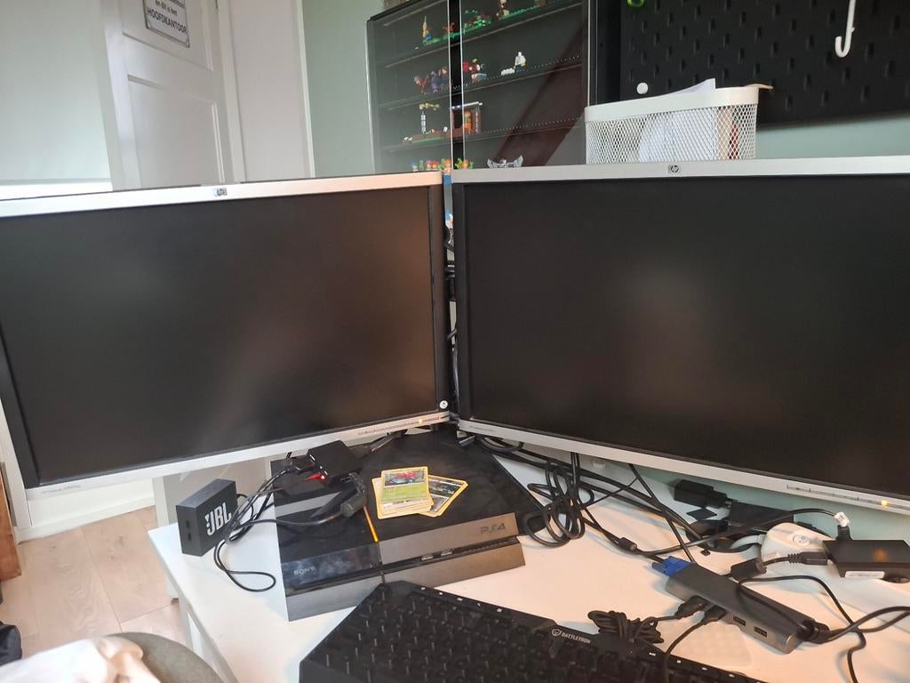 Twee HP Compaq LA2405wg en LA2405x monitoren MOET SNEL WEG!!, Ophalen of Verzenden, 60 Hz of minder