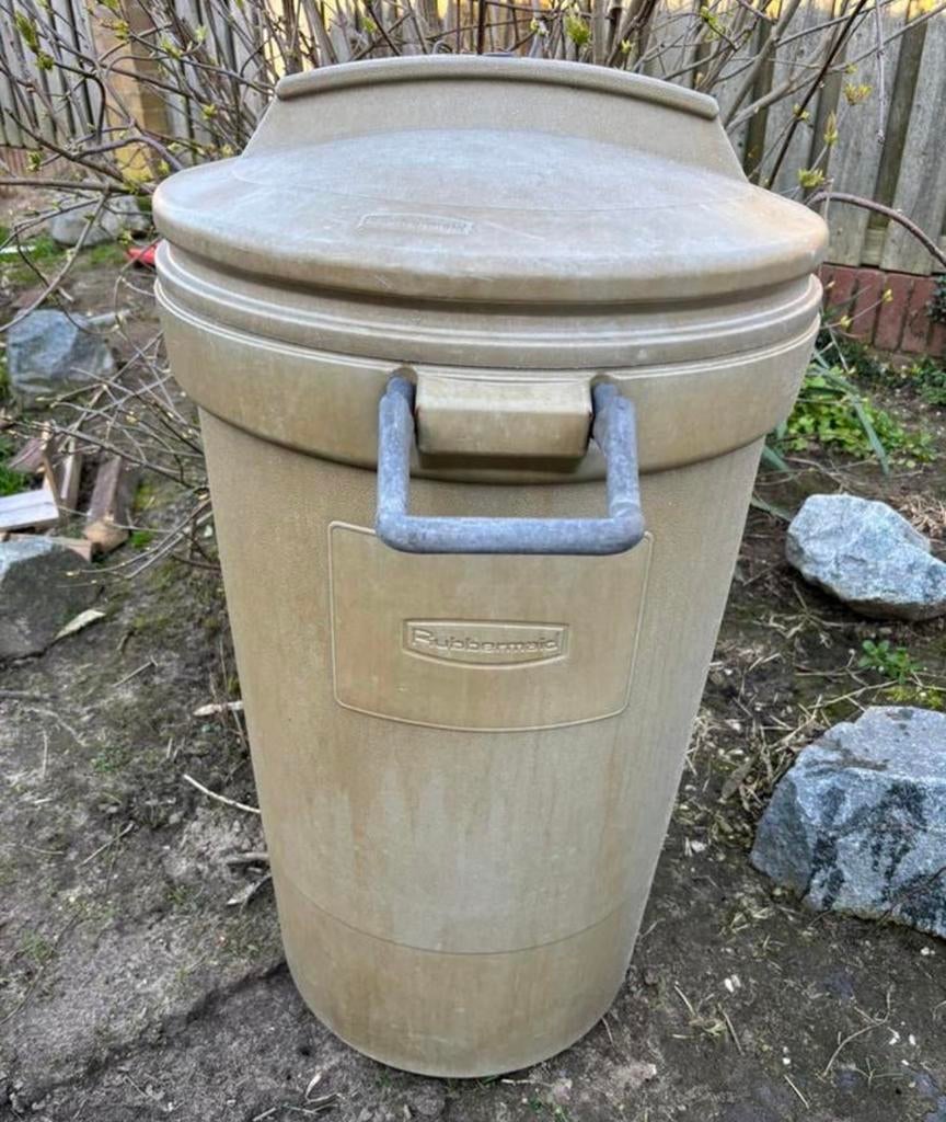 Gratis Rubbermaid ton met deksel en wielen, Ophalen, Kunststof, Gebruikt, 40 liter of meer