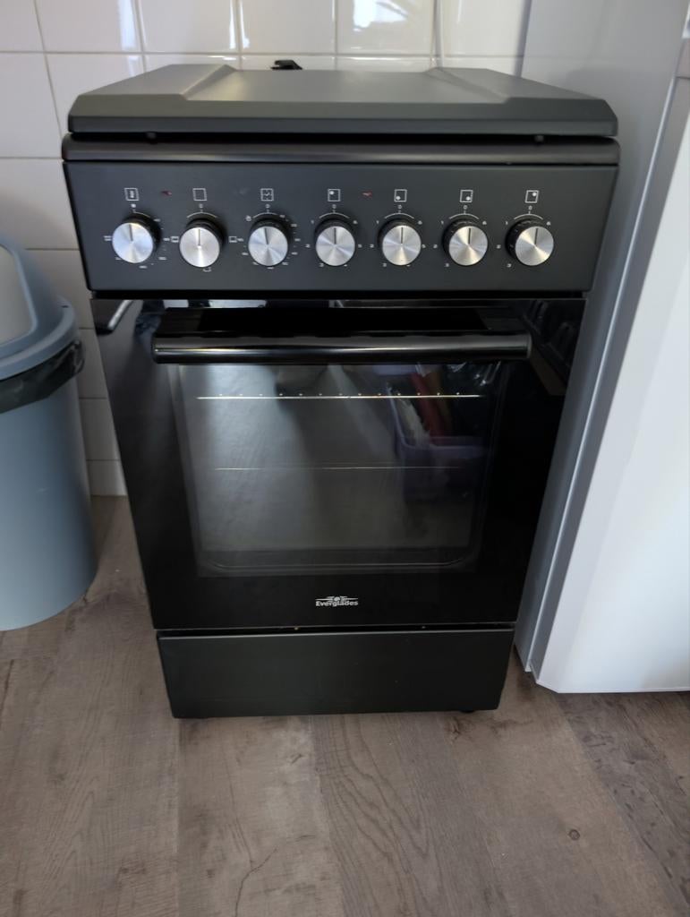 Elektrisch fornuis met oven - Vrijstaand, Witgoed en Apparatuur, Fornuizen, Ophalen, Gebruikt, 4 kookzones, 85 tot 90 cm