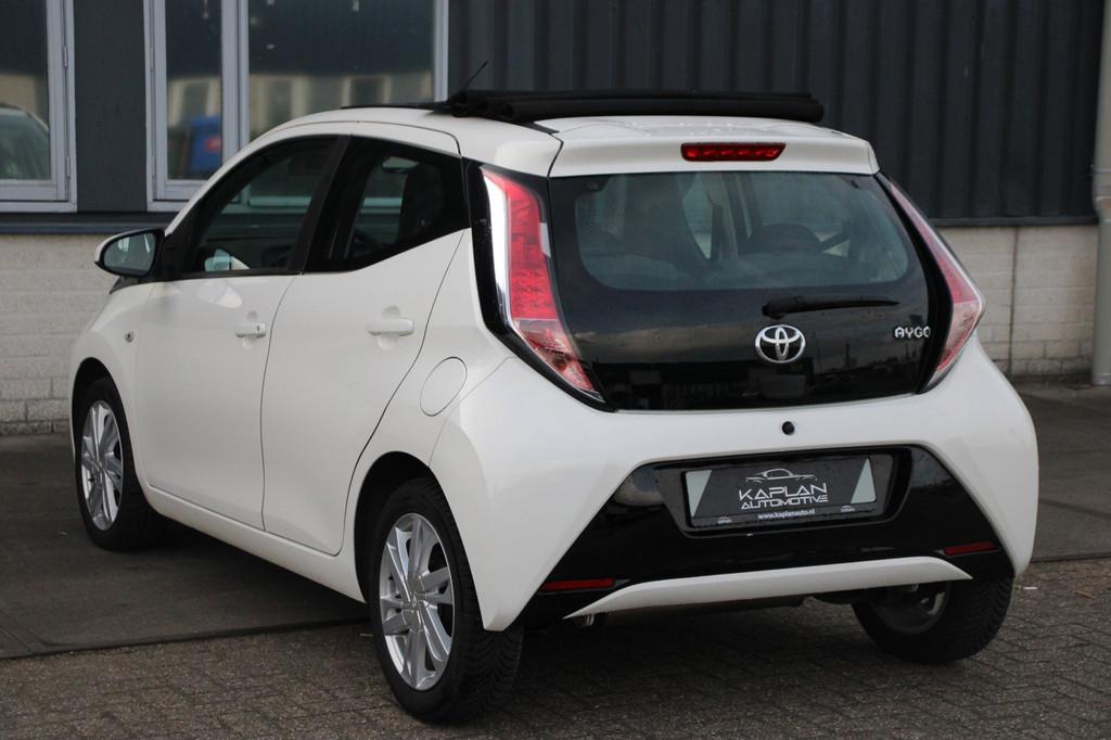 Toyota Aygo 1.0 X-Wave Cabrio Cruise H-Leder ParkCam BT Airc, Auto's, Voorwielaandrijving, Gebruikt, Zwart, Start-stop-systeem
